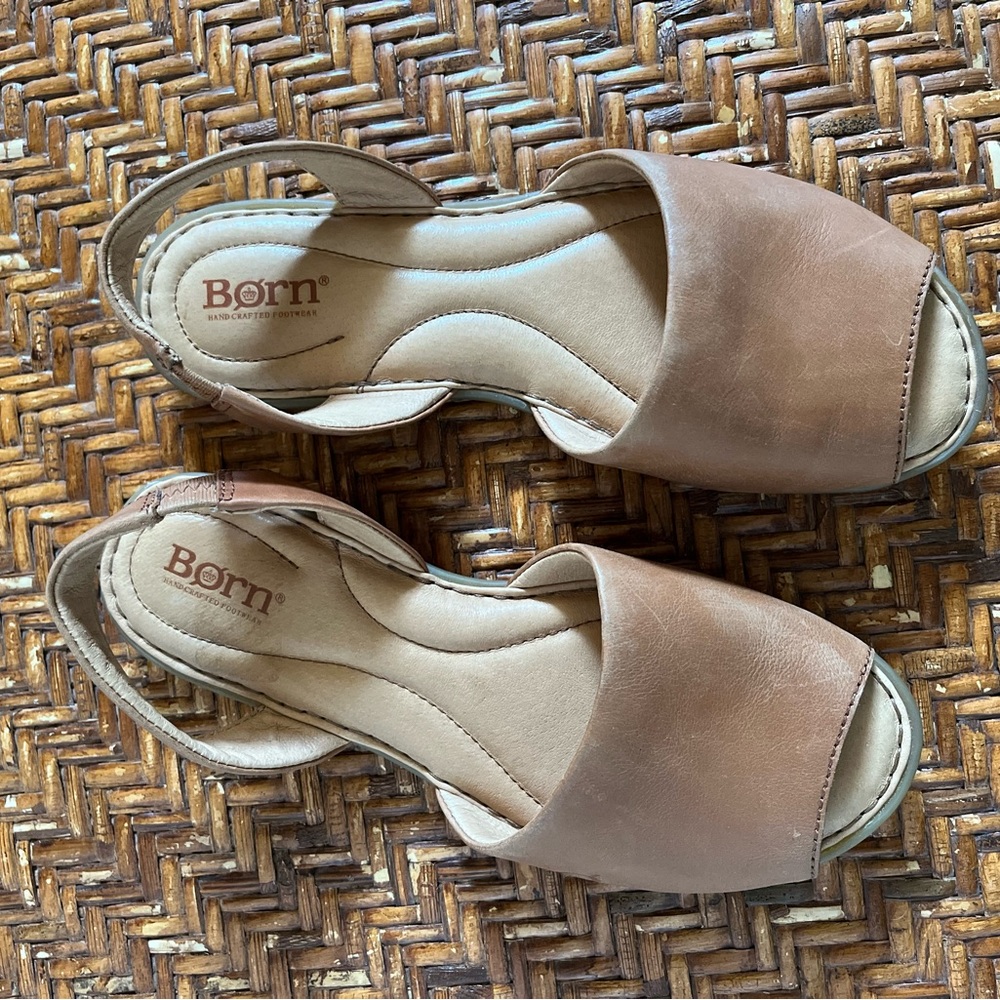 BORN LEATHER UPPER SANDALS WOMEN’S Size 8M